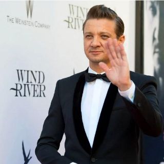 Captan rescate aéreo de Jeremy Renner tras accidente en EU