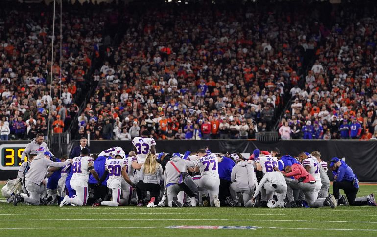 Jugadores de ambos equipos se unieron en oración para pedir por la salud de su compañero. AFP/Dylan Buell