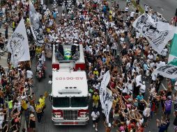 Fotografía tomada con un drone que muestra al camión de bomberos que transporta el féretro con el cuerpo de la leyenda del futbol Edson Arantes do Nascimento 