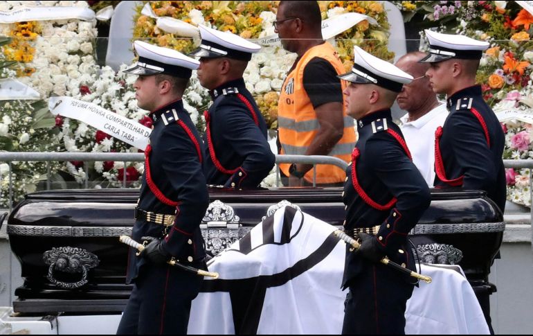 Miembros de una guardia de honor cargan el féretro con el cuerpo de la leyenda del futbol Edson Arantes do Nascimento 