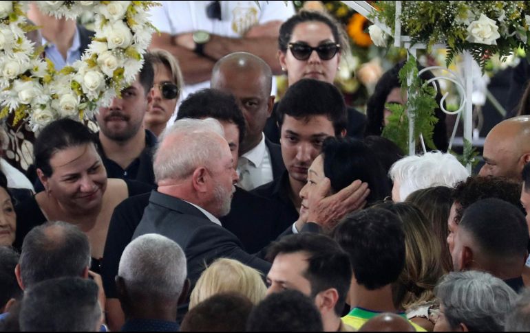 El presidente de Brasil, Luiz Inacio Lula da Silva, habla con Marcia Aoki, viuda de Pelé, durante el segundo y último día del funeral. EFE / S. Moreira
