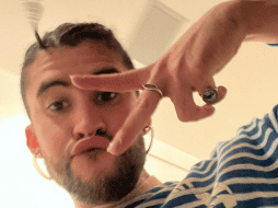 Hasta ahora, Benito se había mantenido alejado de las cámaras y reflector, sin embargo, el pasado viernes reapareció públicamente en un evento deportivo, donde llamó la atención por su peculiar atuendo y su misteriosa compañía. ESPECIAL