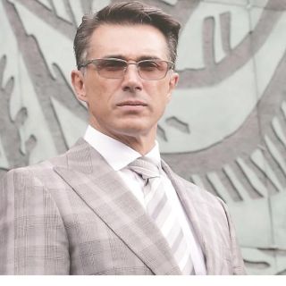 Sergio Mayer presume su nuevo look con aretes y recibe críticas