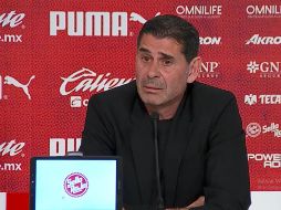 Fernando Hierro no culpa al Wacho por sus errores. Twitter/@Chivas