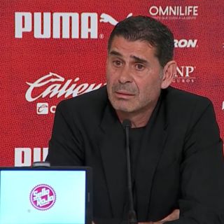Fernando Hierro sale en defensa del portero de Chivas, Miguel Jiménez