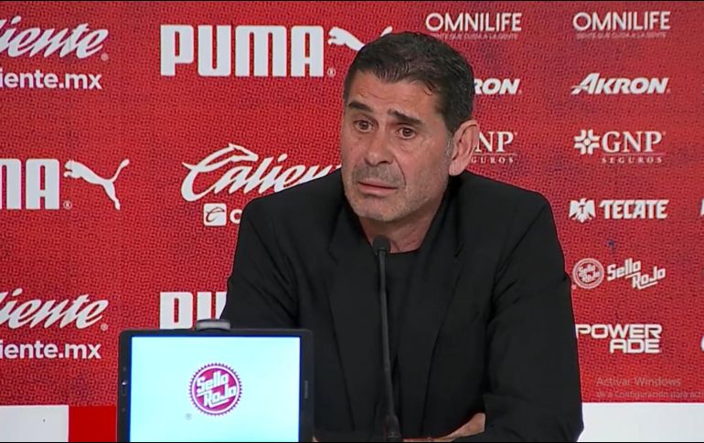 Fernando Hierro no culpa al Wacho por sus errores. Twitter/@Chivas
