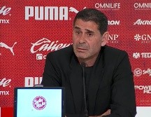 Fernando Hierro no culpa al Wacho por sus errores. Twitter/@Chivas