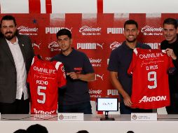 Víctor Guzmán y Daniel Ríos fueron presentados como nuevos jugadores de Chivas. EFE/Francisco Guasco