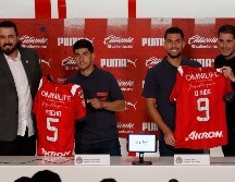 Víctor Guzmán y Daniel Ríos fueron presentados como nuevos jugadores de Chivas. EFE/Francisco Guasco