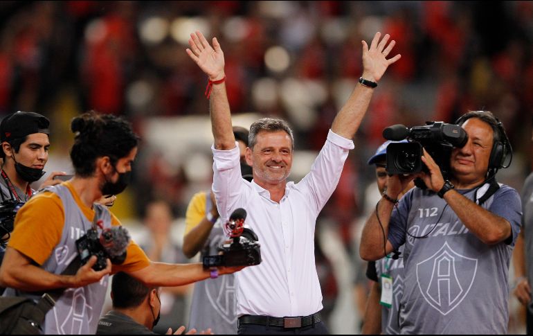 Luego de la salida de Cocca a la Sultana del Norte, el elegido por la directiva rojinegra para tomar el puesto de entrenador fue el mexicano Benjamín Mora. EFE / ARCHIVO