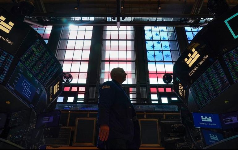 El parqué neoyorquino operó con ganancias, aunque se moderó tras la indicación de que la Fed continuará con su política monetaria agresiva. AP/ARCHIVO