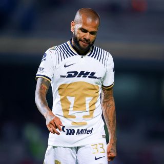 Dani Alves, defensa de Pumas, es acusado de agresión sexual