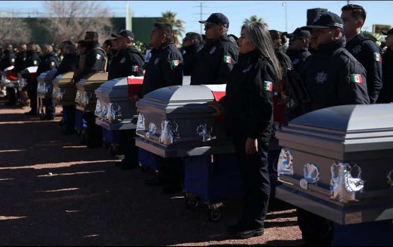 En la despedida de personal operativo de la FGE, se hizo entrega de un reconocimiento a los familiares de los elementos caídos. AFP/H. Martínez