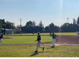 El Presidente compartió en sus redes sociales que jugó su primer partido de beisbol del año. SUN