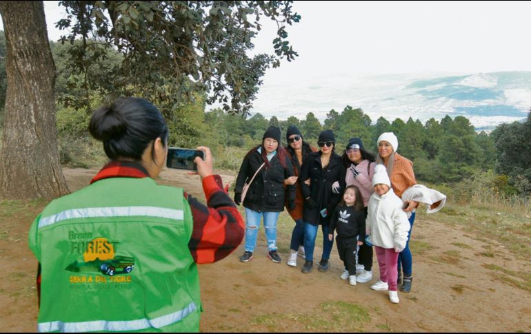 Disfrutar de la sierra. Familias enteras gozaron del verdor de temporada. EL INFORMADOR/A. Camacho