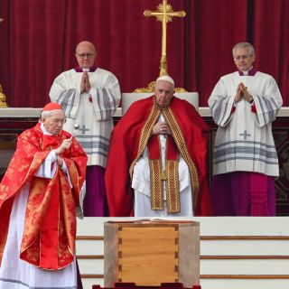 Miles despiden a Benedicto XVI en funeral celebrado por el papa Francisco