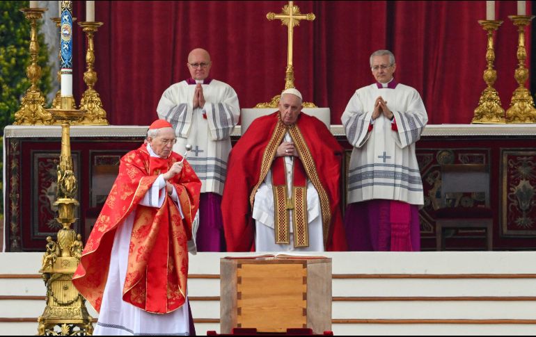 El cardenal Giovanni Battista bendice el féretro de Benedicto XVI, que descansará debajo la Basílica de San Pedro, donde en su día estuvo la tumba de San Juan Pablo II. AFP/V. Pinto