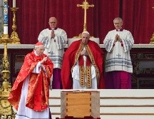 El cardenal Giovanni Battista bendice el féretro de Benedicto XVI, que descansará debajo la Basílica de San Pedro, donde en su día estuvo la tumba de San Juan Pablo II. AFP/V. Pinto