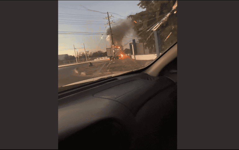 Se volvieron a presentar despojos de vehículos en forma violenta por hombres armados, los cuales han bloqueado calles y avenidas en siete puntos de Culiacán. TWITTER / @KrlaaVillarreal