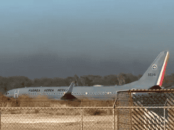 En la grabación se ve a la aeronave circular por la pista y el sonido de los balazos sin que se note ningún daño al avión. TWITTER / @emmanuelxt