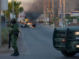 Vista de un vehículo calcinado hoy tras los enfrentamientos de fuerzas federales con grupos armados, en la ciudad de Culiacán. EFE / J. C. Cruz