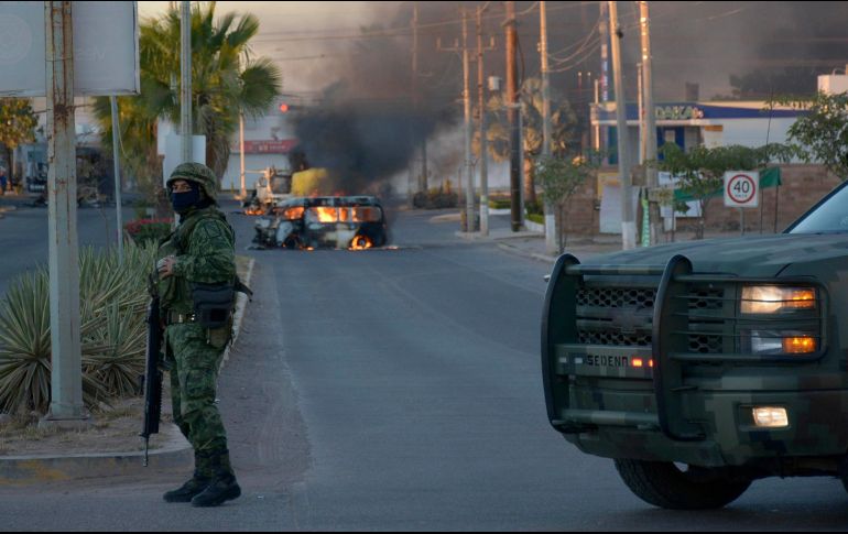 Vista de un vehículo calcinado hoy tras los enfrentamientos de fuerzas federales con grupos armados, en la ciudad de Culiacán. EFE / J. C. Cruz