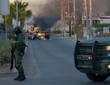 Vista de un vehículo calcinado hoy tras los enfrentamientos de fuerzas federales con grupos armados, en la ciudad de Culiacán. EFE / J. C. Cruz