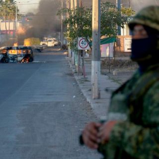 Hombres armados roban camioneta a reportero que cubría bloqueos en Culiacán