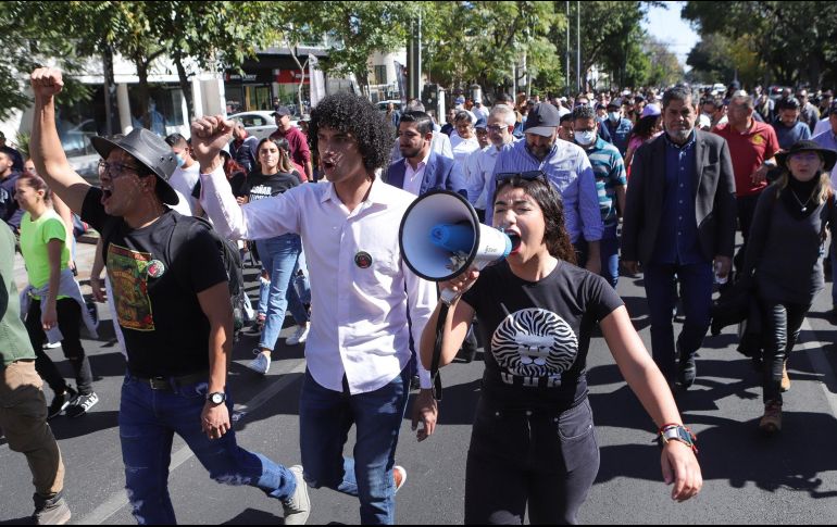 Miembros de la comunidad universitaria de la UdeG llevaron a cabo una manifestación para condenar lo que consideran una persecución política. EL INFORMADOR/C. Zepeda