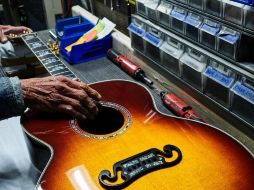 Crear guitarras es todo un arte para Gibson. ESPECIAL/Gibson