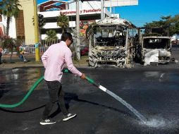 Ya se habilitaron algunos tramos carreteros, pero hay otros que aún continúan cerrados debido a la ola violenta. AFP/J. Cruz