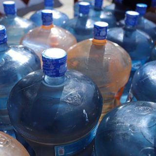 Tapatíos resienten alza en costo del agua de garrafón