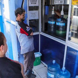 Ante aumento en costo del agua, tapatíos recurren a las purificadoras