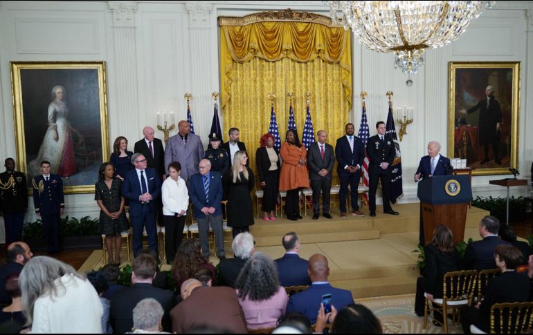 Durante la ceremonia el presidente Joe Biden entregó medallas a policías. AFP