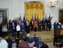 Durante la ceremonia el presidente Joe Biden entregó medallas a policías. AFP