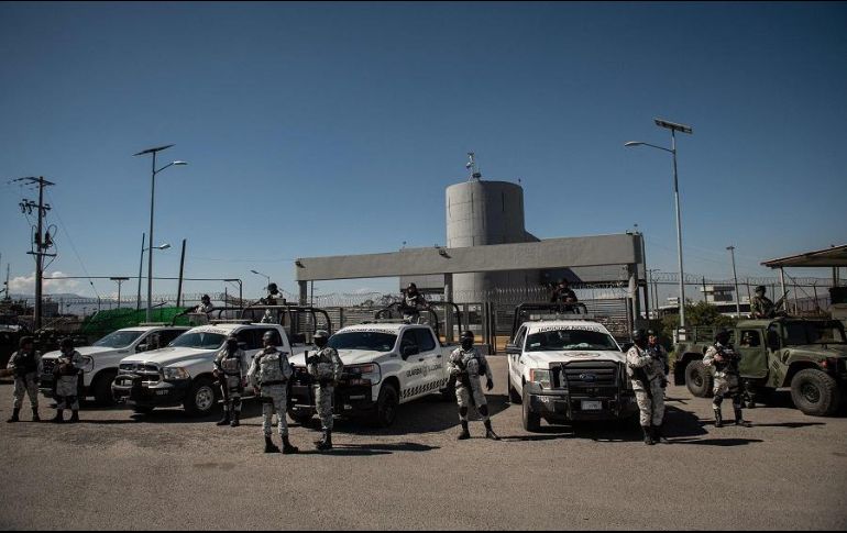 La presencia policiaca es evidente desde que Ovidio Guzmán fue trasladado al penal del Altiplano. AFP/N. Asfouri