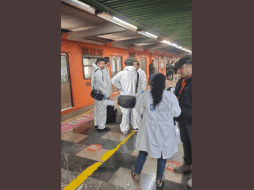 Los servicios de emergencia trabajan para rescatar a una de las cuatro personas que quedaron atrapadas en uno de los trenes. TWITTER / @FiscaliaCDMX