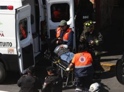 Afuera de la estación La Raza siguen atendiendo a los heridos del choque de trenes de la Línea 3 del Metro. SUN / C. Mejía