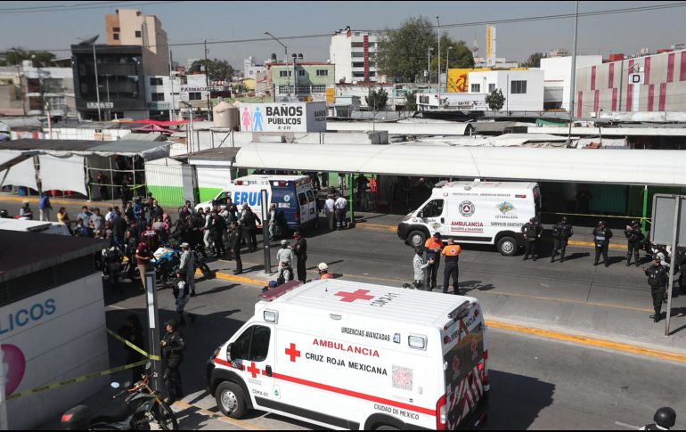 Fotografía que muestra los servicios de emergencia en el área, tras un choque por alcance de vagones en un túnel de la Línea 3 del Metro, en la Ciudad de México. EFE / S. Gutiérrez
