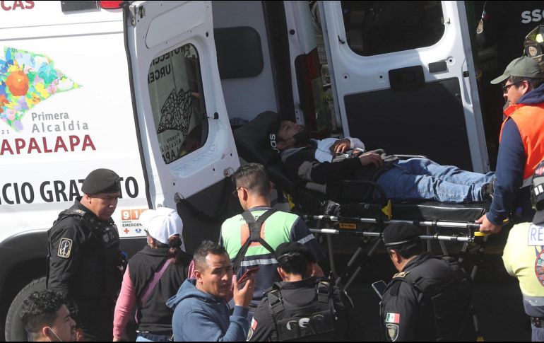 Un choque entre dos convoyes del Metro de la Ciudad de México, en la zona norte de la capital, dejó un muerto y una decena de heridos, además de que provocó la suspensión del servicio y el desalojo en la estación La Raza. EFE / S. Gutiérrez