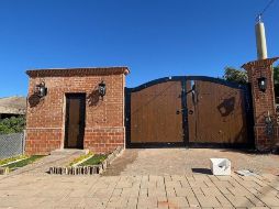 En el interior de la finca, de aproximadamente 150 metros cuadrados, quedaron esparcidas decenas de casquillos y autos deportivos dañados. EFE/J. Cruz