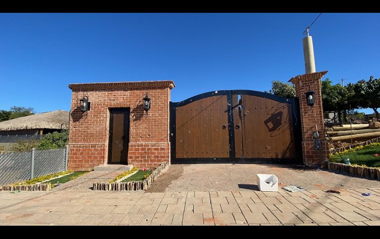 En el interior de la finca, de aproximadamente 150 metros cuadrados, quedaron esparcidas decenas de casquillos y autos deportivos dañados. EFE/J. Cruz