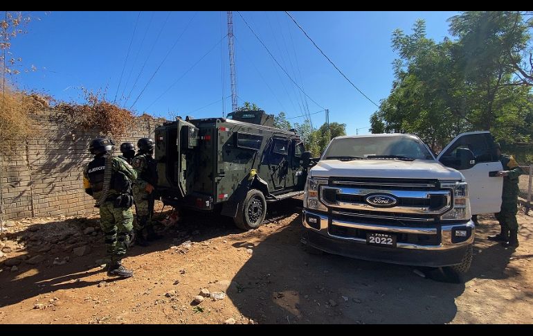 En el interior de la finca, de aproximadamente 150 metros cuadrados, quedaron esparcidas decenas de casquillos y autos deportivos dañados. EFE/J. Cruz