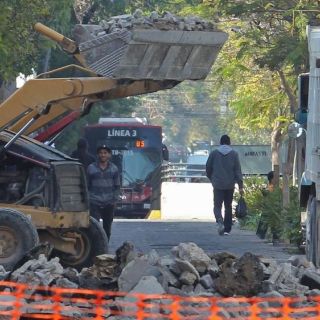 Por renovación de adoquines, cierran tramo de avenida Hidalgo y desvían trolebús