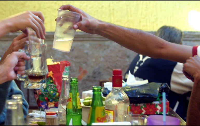 Dejar tajantemente el alcohol podría no ser una muy buena idea, sobre todo para quienes tienen dependencia. EL INFORMADOR/ARCHIVO