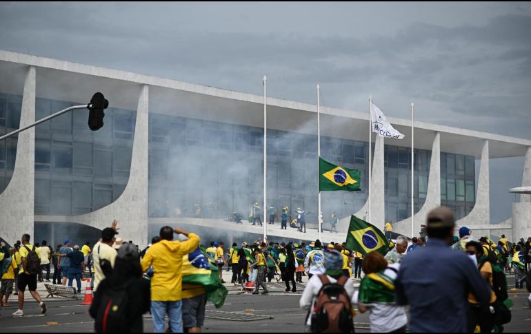 Cientos de simpatizantes de Bolsonaro pretenden derrocar a Lula. EFE/Andre Borges
