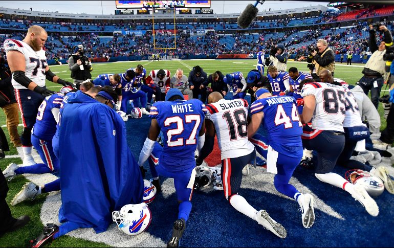 Jugadores de los Buffalos Bills le rendieron homaje a su compañero previo al comienzo del partido. AFP/Adrian Kraus