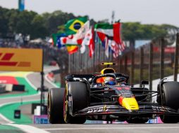 La relación entre Checo Pérez y Max Verstappen no es del todo buena en el equipo. Twitter/@SChecoPerez