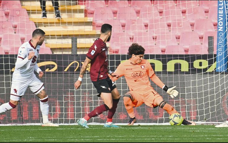 Ochoa ayudó a que la Salernitana obtuviera un punto en casa ante el Torino. EFE