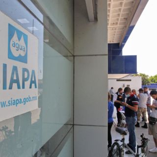 ¡No caigas! El Siapa alerta de fraudes en cobros de recibo a domicilio